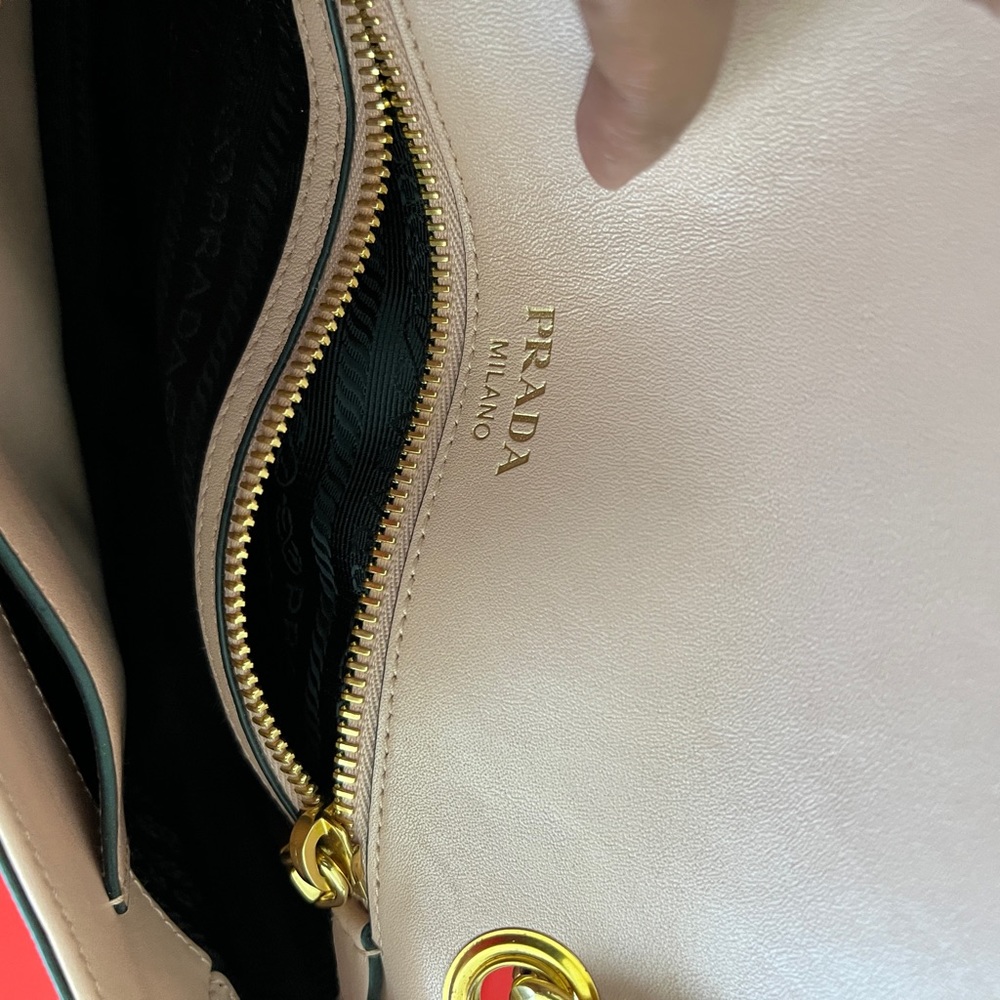 Prada Saffiano crossbody bag LIKE NEW - Picture 8 of 9